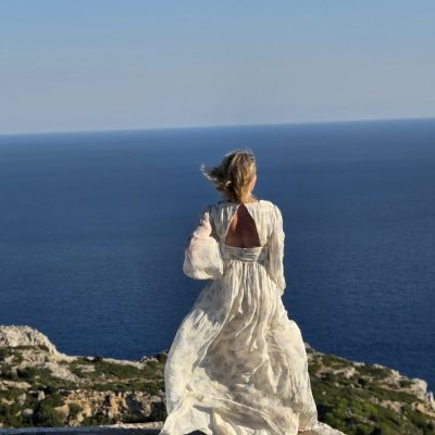 woman in a white dress